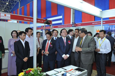 Sáng mai, khai mạc hội chợ Vietnam Expo 2015 - 1 Phó Thủ tướng Hoàng Trung Hải tham quan hội chợ.