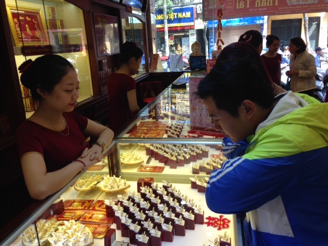 Giá vàng giảm gần 100.000 đồng/lượng trong tuần này.