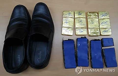Mang lậu 6 kg vàng qua Hàn Quốc có thể lãi 300 triệu đồng? - 1 Số vàng giấu trong giày cơ trưởng. Ảnh: Yonhap news.