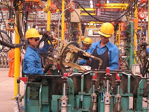 “Vẽ” số đẹp vì bệnh thành tích - 1 Luật Thống kê (sửa đổi) sẽ
đưa ra con số tăng trưởng GDP chính xác hơn, hạn chế được sự áp đặt.