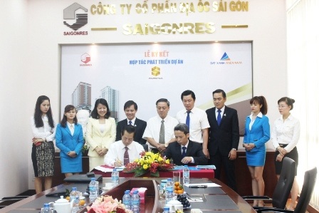 Bất động sản nhộn nhịp từ vùng ven đến khu vực trung tâm - 2 Khách hàng tham quan buổi mở bán tại dự án Five Star Eco City.