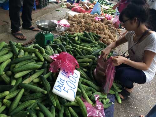 Hoa quả 5 ngàn/kg đổ đống khắp vỉa hè Hà Nội - 5 Nhiều người mua cả yến hoa quả về ăn vì giá hiện
chỉ có vài ngàn đồng một cân