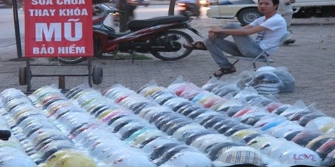 Mũ bảo hiểm 20.000 đồng đại náo thị trường