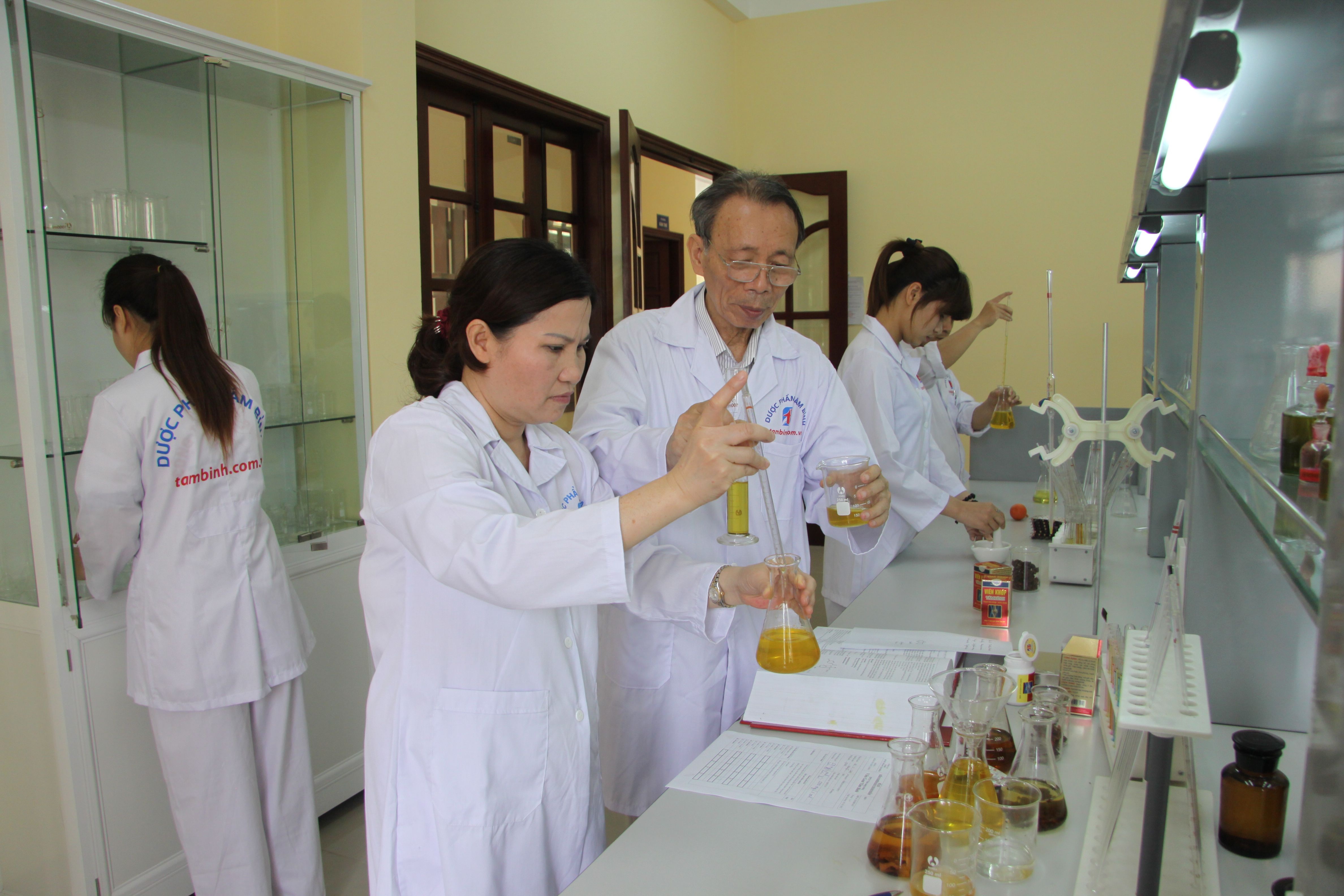 Người truyền lửa để thắp sáng Tâm Bình - 3 Miệt mài nghiên cứu trong phòng thí nghiệm để cho ra những sản phẩm hiệu quả