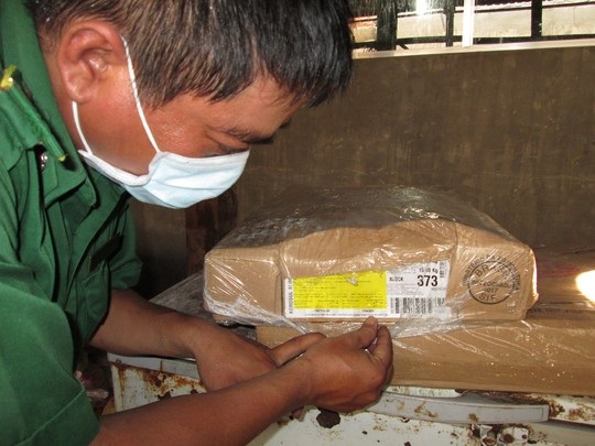 Bò viên làm từ... gà, heo thối - 1 Thịt gà đông lạnh
hết hạn sử dụng mà chủ cơ sở cũng không hay biết