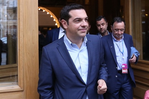 Cuối tuần đau thương tại các ngân hàng Hy Lạp - 2 Thủ tướng
Hy Lạp Alexis Tsipras tại Saint Petersburg hôm 18/6