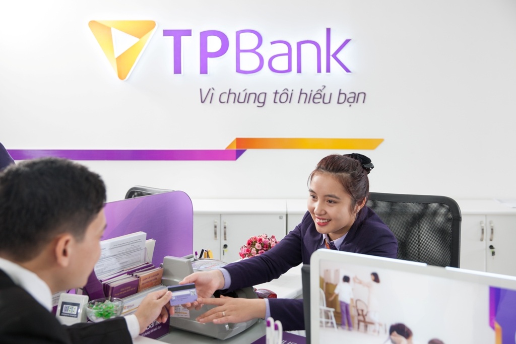 TPBank sẽ khai trương chi nhánh mới tại Quảng Ninh - 1 Khách hàng giao dịch tại TPBank