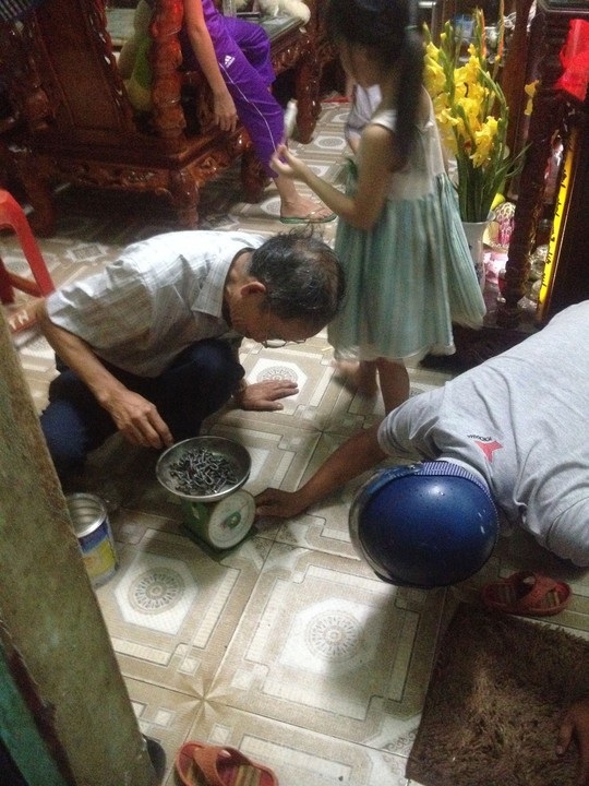 Thâm nhập lò “độ” cân - 1 Sau khi được ông
Hai T. “phù phép”, dây xích trọng lượng 1 kg thành 1,2 kg