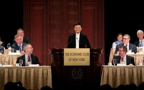 Giàu thế, Jack Ma có hạnh phúc không? - 1 Jack Ma trong buổi
trò chuyện với doanh nhân Mỹ tại New York