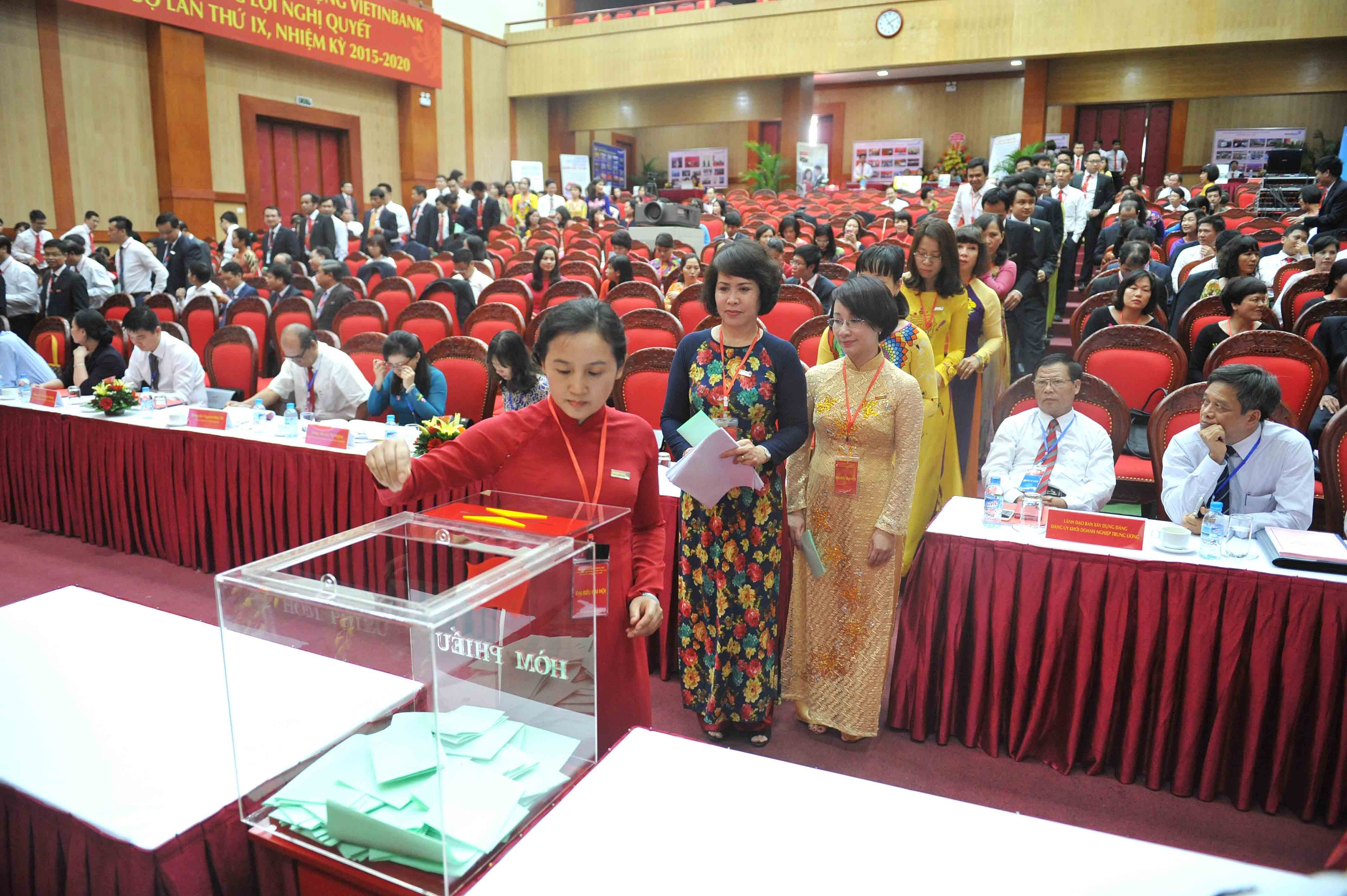 Ông Nguyễn Văn Thắng tiếp tục giữ cương vị Bí thư Đảng uỷ VietinBank - 2 Ông Nguyễn Văn Thắng (ảnh trái) tiếp tục giữ cương vị Bí thư Đảng uỷ VietinBank.