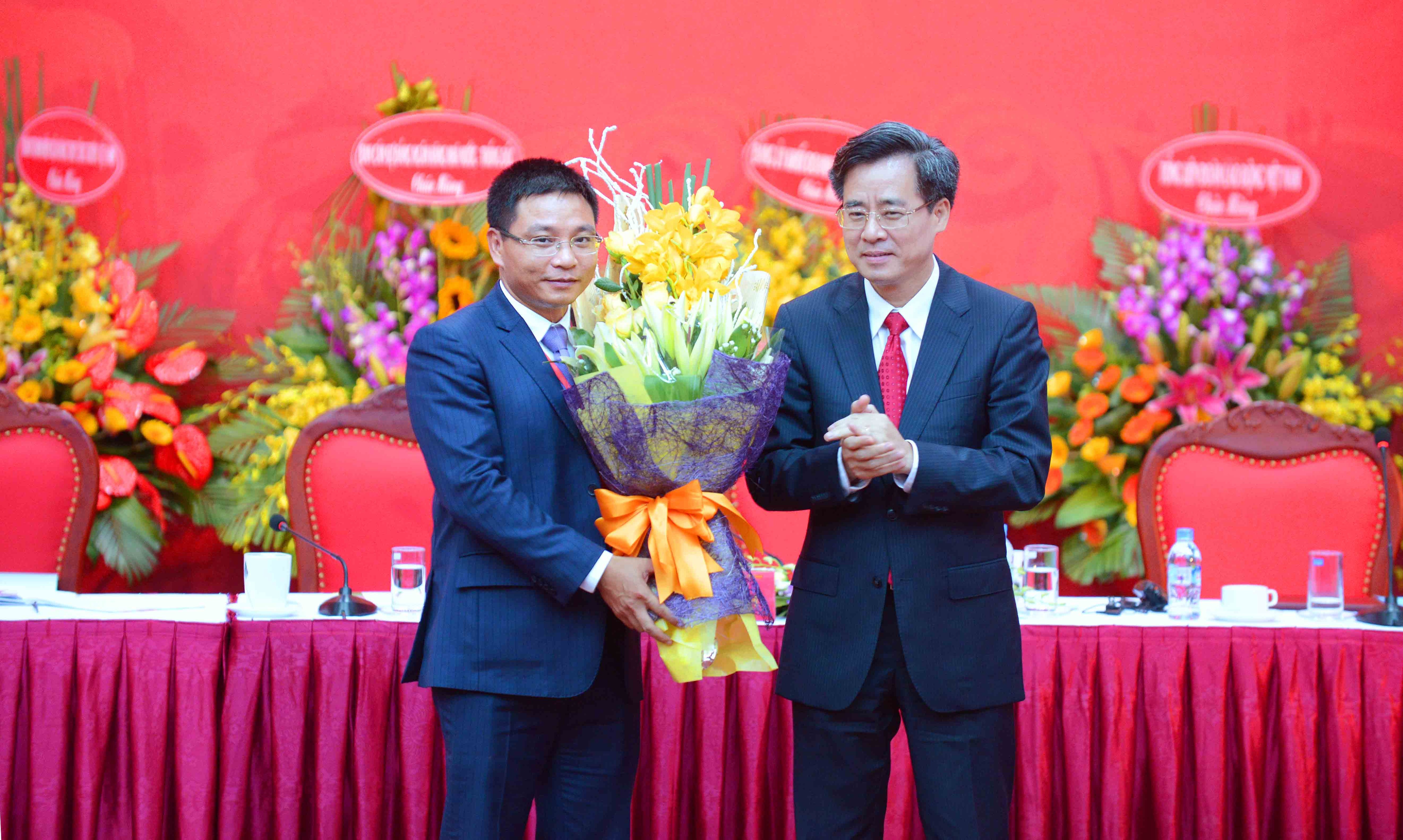 Ông Nguyễn Văn Thắng tiếp tục giữ cương vị Bí thư Đảng uỷ VietinBank - 1 Ông Nguyễn Văn Thắng (ảnh trái) tiếp tục giữ cương vị Bí thư Đảng uỷ VietinBank.