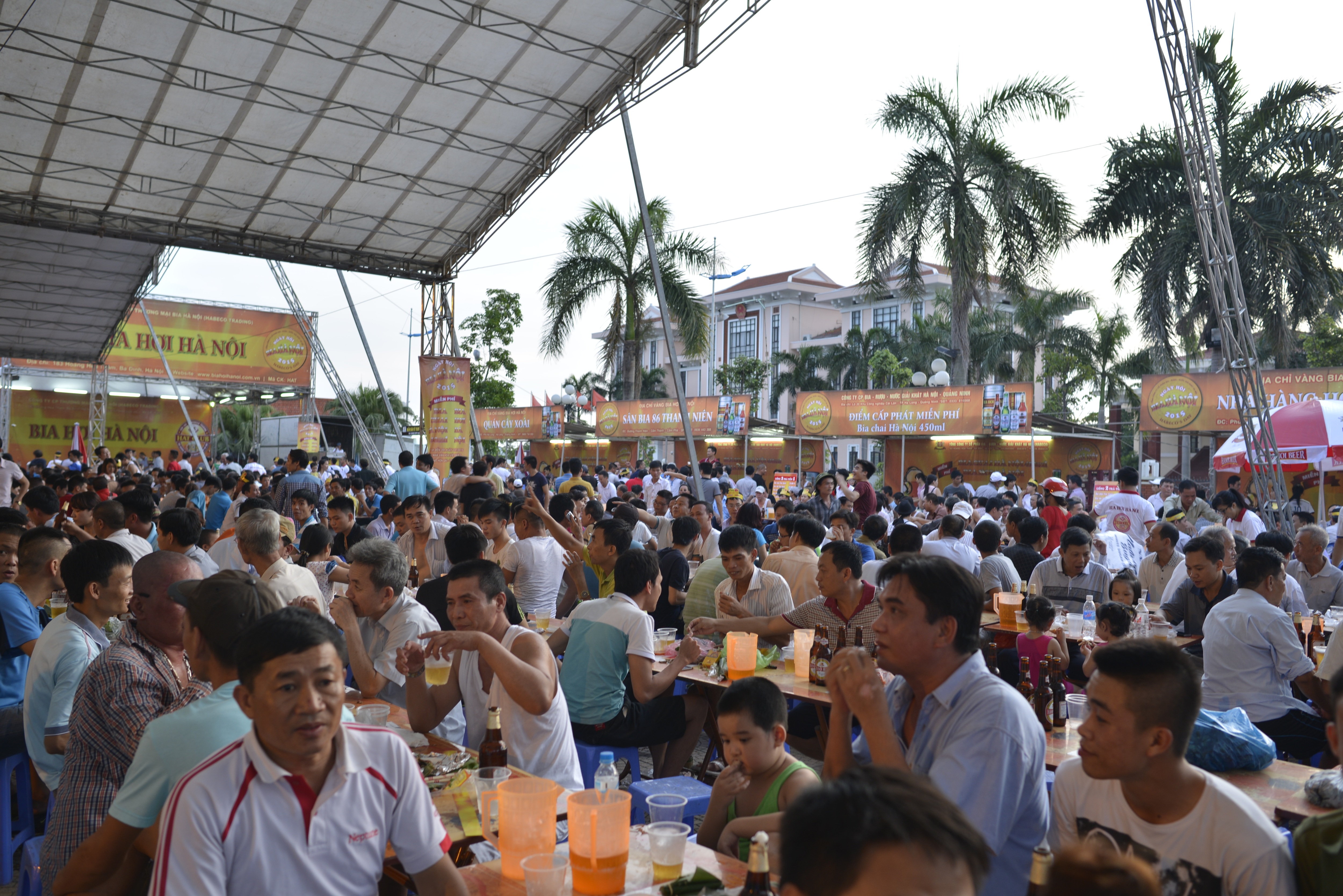 Chan hoà trong ngày Hội bia Hà Nội tại Quảng Ninh