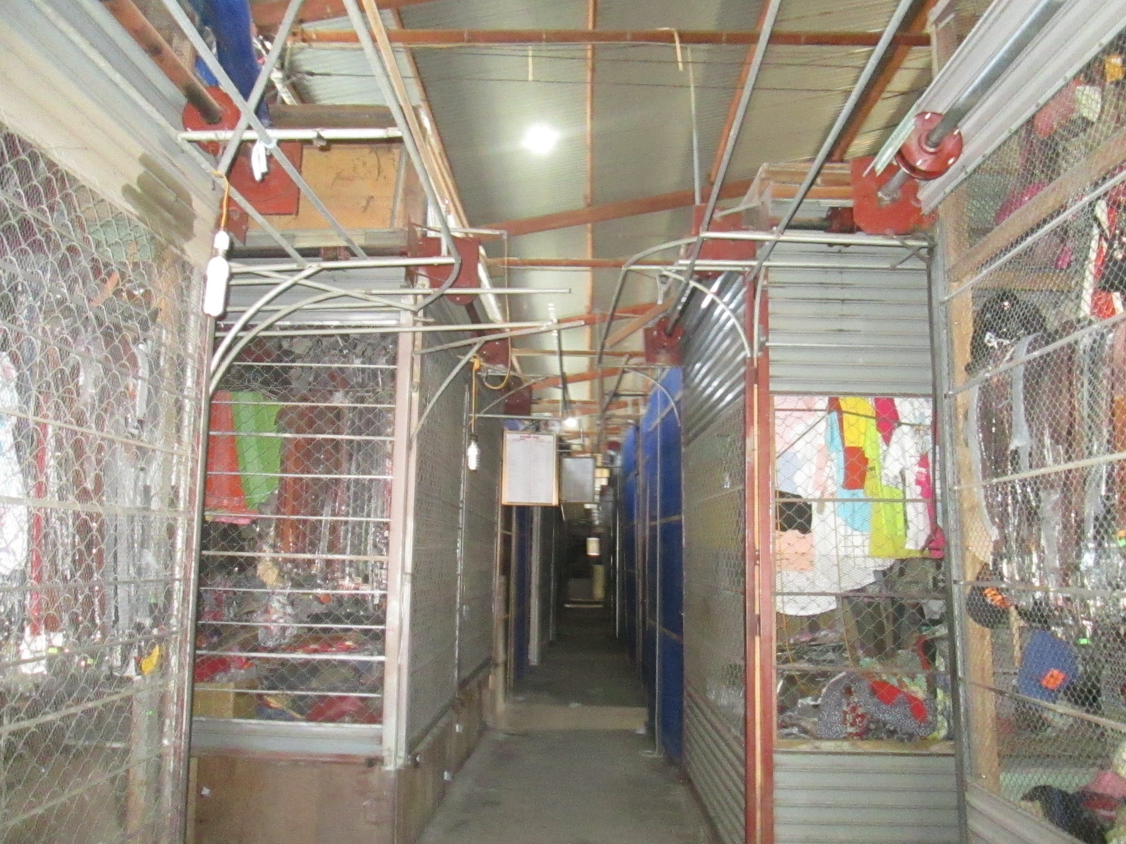Hàng trăm tiểu thương đồng loạt đóng quầy, phản đối sáp nhập chợ - 1 Các ki ốt hàng
hàng hóa ở chợ trung tâm thị xã Kỳ Anh đồng loạt đóng cửa mấy ngày nay.