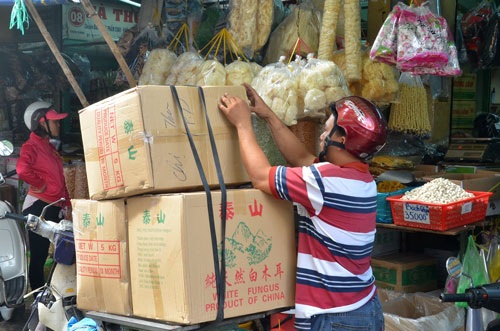 Hàng Trung Quốc “chiếm” thị trường - 1 Hàng hóa Trung Quốc đang đè bẹp
hàng sản xuất trong nước. Ảnh: Tấn Thạnh