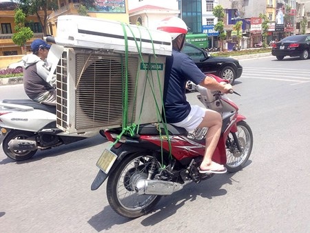 Nắng nóng: Quạt ế, điều hòa bán chạy như tôm tươi - 2 Không thể chịu nổi
được cái nóng, nhiều hộ dân phải tăng cường điều hoà làm mát giảm nhiệt.