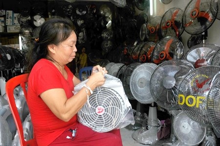 Nắng nóng: Quạt ế, điều hòa bán chạy như tôm tươi - 6 Không thể chịu nổi
được cái nóng, nhiều hộ dân phải tăng cường điều hoà làm mát giảm nhiệt.