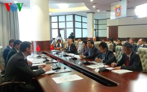 Tăng cường hợp tác đầu tư giữa Việt Nam với tỉnh Moscow - 1 Đại sứ Nguyễn
Thanh Sơn làm việc với lãnh đạo tỉnh Moscow về hợp tác đầu tư.