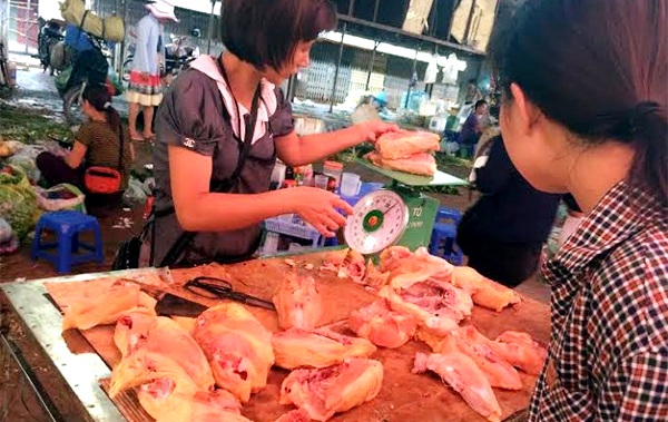 Phát hãi thịt gà chảy nước 25.000 đồng khắp chợ Hà Nội - 1 Thịt gà giá siêu
rẻ 25.000 đồng được bày bán la liệt tại chợ