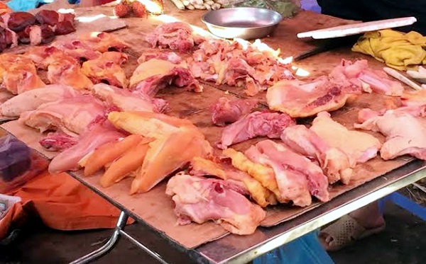 Phát hãi thịt gà chảy nước 25.000 đồng khắp chợ Hà Nội - 2 Thịt gà giá siêu
rẻ 25.000 đồng được bày bán la liệt tại chợ