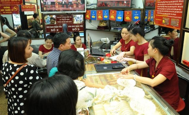 Tuy giảm mạnh nhưng mức giảm giá của vàng SJC vẫn chậm hơn thế giới. 