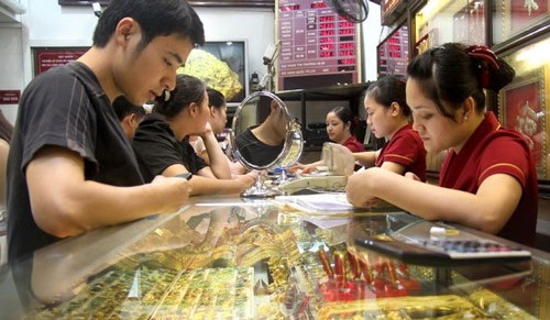 Thức đêm đếm vàng, nhà giàu khóc ròng vì mất tiền tỷ - 2 Chưa bao giờ niềm
tin vào vàng của người dân lại suy giảm như hiện nay.