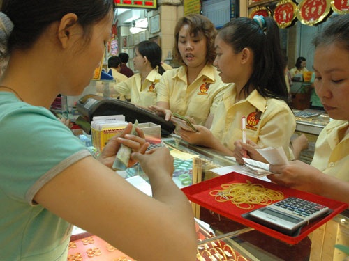 Giá vàng “đổ đèo” trước xu hướng biến động bất thường - 1 Tính riêng 3 ngày giao dịch gần đây, giá vàng đã “bốc hơi” 1,5 triệu đồng/lượng.