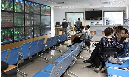 Ngay sau dịp nghỉ
lễ 30/4-1/5, thị trường chứng khoán mở cửa với một phiên giảm rất mạnh.