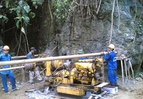 Tin vào sếp lớn, đại gia tan túi tiền - 1 Cổ phiếu mất giá
liên tục, hàng tỷ đồng của nhà đầu tư tan tành.