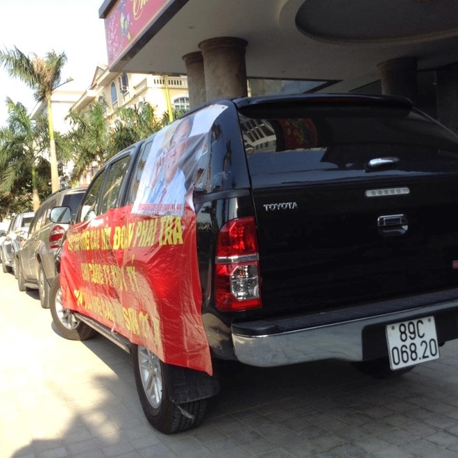 Hai đại gia có thú chơi máy bay... lôi nhau ra đòi nợ giữa phố - 2 Chiếc xe mang
băng rôn với nội dung.... đòi nợ trong sân TCty Đông Á (Thanh Hoá).