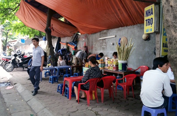 Siêu thị “nhà đất” khủng nơi vỉa hè, lãi cả trăm triệu - 1 Trà đá vỉa hè
đang được ví là siêu thị bất động sản lớn nhất Thủ đô