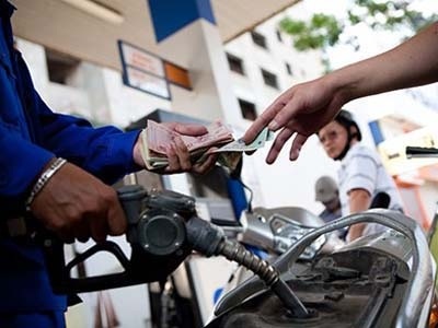 Ngày 5/5, giá xăng tăng vọt gần 2.000 đồng/lít.