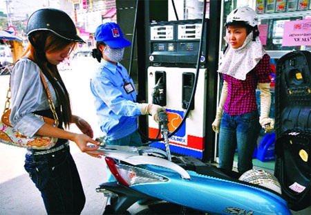 Giá xăng chính thức “cõng” 3.000 đồng thuế môi trường - 1 Bộ Tài chính khẳng định, việc điều chỉnh tăng thuế bảo vệ môi trường không làm tăng giá xăng, dầu.