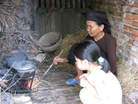 Nỗi buồn bé thơ “bố không có, mẹ không còn” - 1