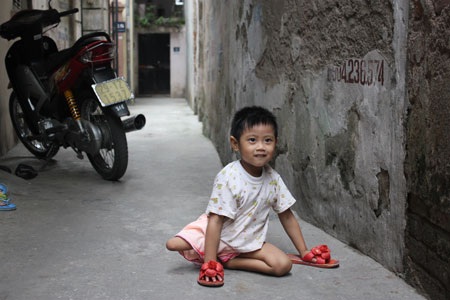 Nụ cười trong trẻo của “cô bé 3 chân” - 1 Nụ cười trong trẻo của “cô bé 3 chân” - 1