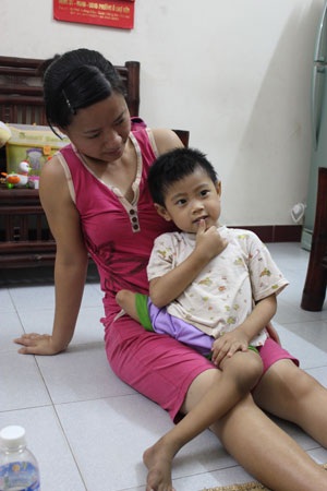 Nụ cười trong trẻo của “cô bé 3 chân” - 2 Nụ cười trong trẻo của “cô bé 3 chân” - 2