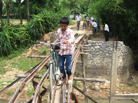 Vận động xây cầu Khuyến học và Dân trí thứ 5 và "Một triệu cuốn vở đến vùng sâu, vùng xa" - 1 Vận động xây cầu Khuyến học và Dân trí thứ 5 và "Một triệu cuốn vở đến vùng sâu, vùng xa" - 1