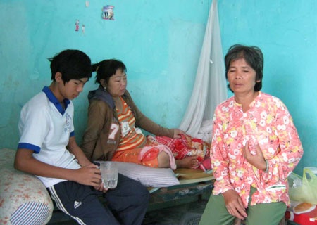 Hai mẹ con bệnh nặng cùng nằm chờ chết - 1 Hai mẹ con bệnh nặng cùng nằm chờ chết - 1