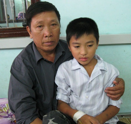 Nỗi buồn nặng trĩu tâm can cậu bé 13 tuổi trên giường bệnh - 3 Nỗi buồn nặng trĩu tâm can cậu bé 13 tuổi trên giường bệnh - 3