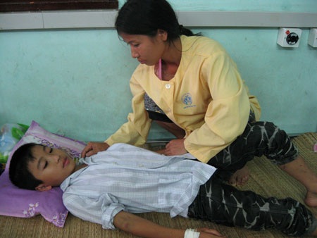 Nỗi buồn nặng trĩu tâm can cậu bé 13 tuổi trên giường bệnh - 2 Nỗi buồn nặng trĩu tâm can cậu bé 13 tuổi trên giường bệnh - 2