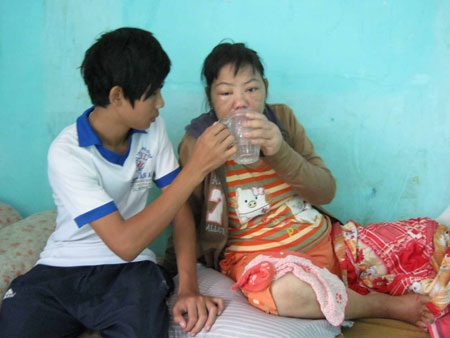 Hai mẹ con bệnh nặng cùng nằm chờ chết - 2 Hai mẹ con bệnh nặng cùng nằm chờ chết - 2