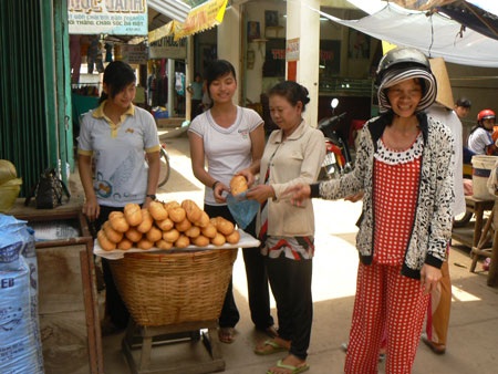 Hai chị em sinh đôi vào đại học từ hàng bánh mì của mẹ - 2 Hai chị em sinh đôi vào đại học từ hàng bánh mì của mẹ - 2