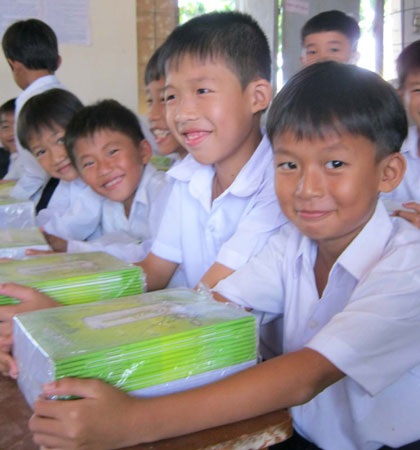 2.000 cuốn vở đến với học sinh nghèo Hậu Giang và Sóc Trăng - 2 2.000 cuốn vở đến với học sinh nghèo Hậu Giang và Sóc Trăng - 2