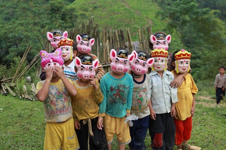 Những đứa trẻ vùng cao "tay không, chân đất" đi học - 12 Những đứa trẻ vùng cao "tay không, chân đất" đi học - 12