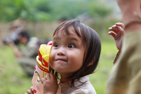 Những đứa trẻ vùng cao "tay không, chân đất" đi học - 10 Những đứa trẻ vùng cao "tay không, chân đất" đi học - 10