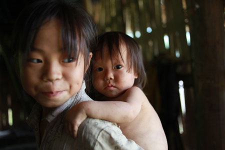 Những đứa trẻ vùng cao "tay không, chân đất" đi học - 7 Những đứa trẻ vùng cao "tay không, chân đất" đi học - 7