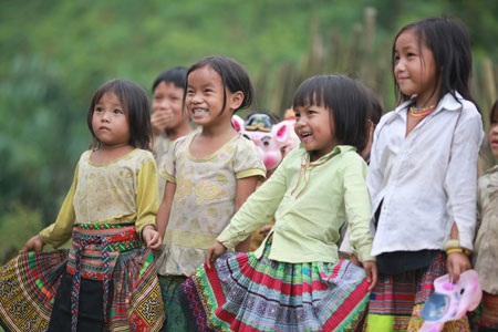 Những đứa trẻ vùng cao "tay không, chân đất" đi học - 8 Những đứa trẻ vùng cao "tay không, chân đất" đi học - 8
