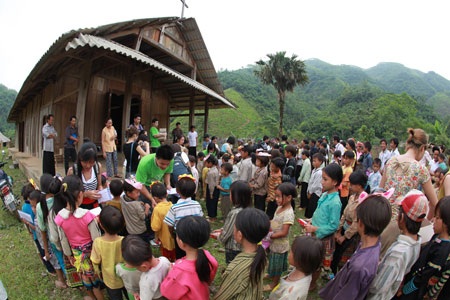 Những đứa trẻ vùng cao "tay không, chân đất" đi học - 6 Những đứa trẻ vùng cao "tay không, chân đất" đi học - 6