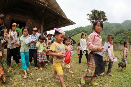 Những đứa trẻ vùng cao "tay không, chân đất" đi học - 9 Những đứa trẻ vùng cao "tay không, chân đất" đi học - 9