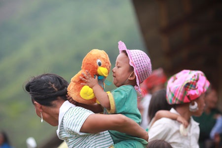 Những đứa trẻ vùng cao "tay không, chân đất" đi học - 11 Những đứa trẻ vùng cao "tay không, chân đất" đi học - 11