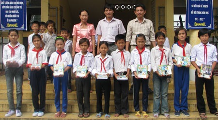 1.000 cuốn vở đến với 5 trường vùng sâu tỉnh Bạc Liêu - 1 1.000 cuốn vở đến với 5 trường vùng sâu tỉnh Bạc Liêu - 1